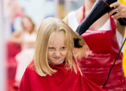 Что делать, если ребенок боится парикмахера?